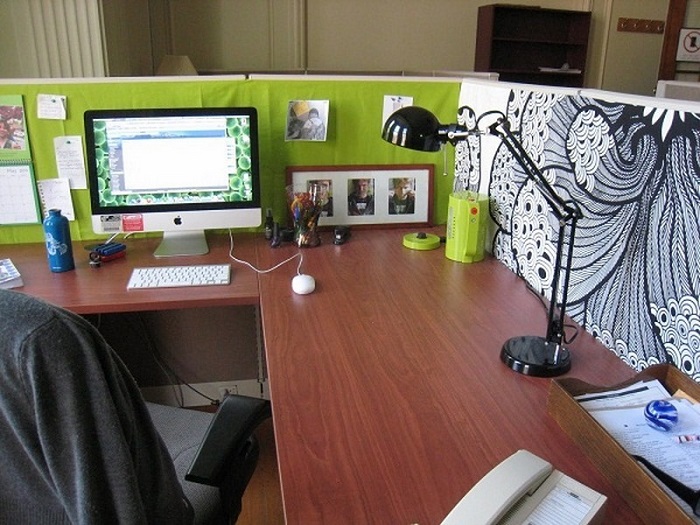 6 cách trang trí bàn làm việc văn phòng đơn giản đẹp, hiệu quả