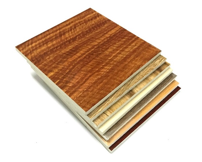Mẫu nhựa PVC giả gỗ đẹp rất được ưa chuộng dùng để ốp tường, lát sàn nhà