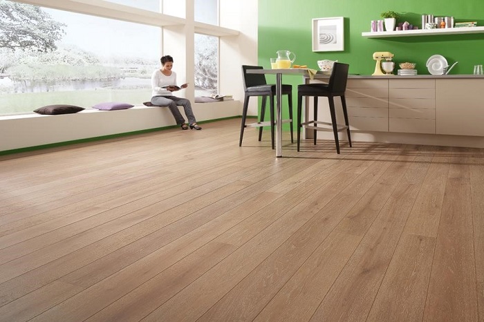Sàn gỗ Malaysia chủ yếu là sàn gỗ mặt sần do đó hạn chế sử dụng cho những gia chủ yêu thích lát sàn mặt bóng