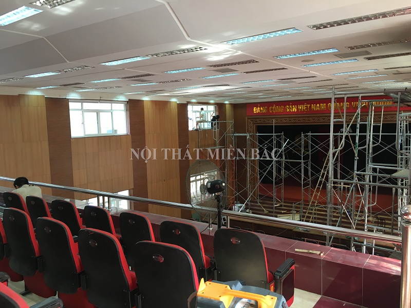 Thi công nội thất hội trường tại Hà Nội – Giai đoạn lắp đặt hệ thống đèn chiếu sáng-view1