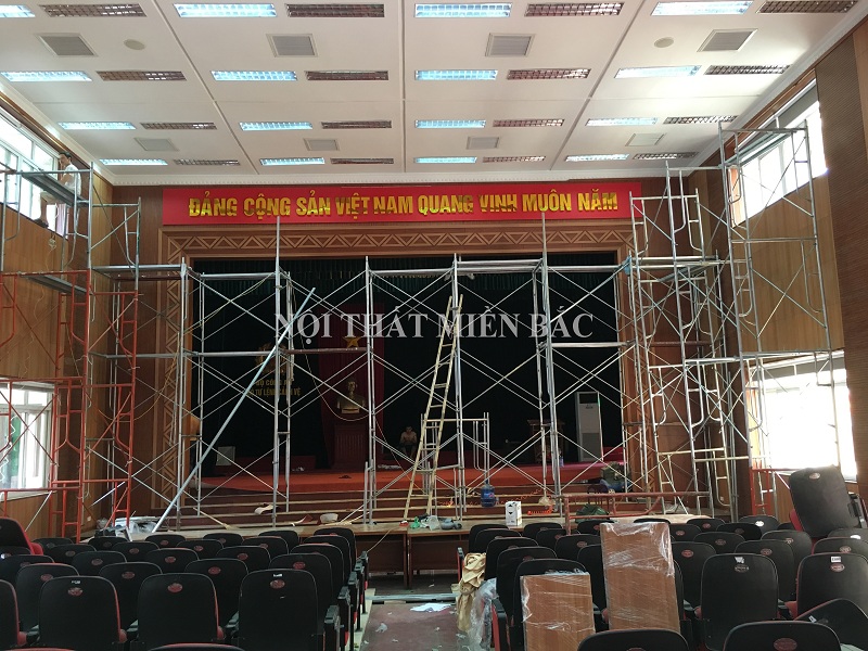 Thi công nội thất hội trường tại Hà Nội – Giai đoạn lắp đặt hệ thống đèn chiếu sáng-view2
