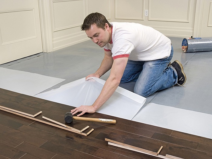 Hãy vệ sinh mặt sàn cho thật sạch trước khi tiến hành lắp đặt sàn gỗ công nghiệp