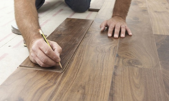 Đừng quên tạo độ hở giữa tường với sàn gỗ để tránh giãn nở trong quá trình sử dụng