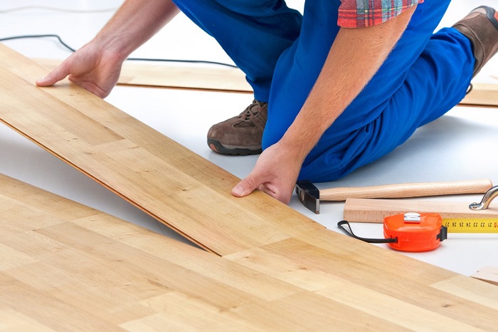 Đừng quên trải lớp lót sàn khi tiến hành thi công sàn gỗ công nghiệp