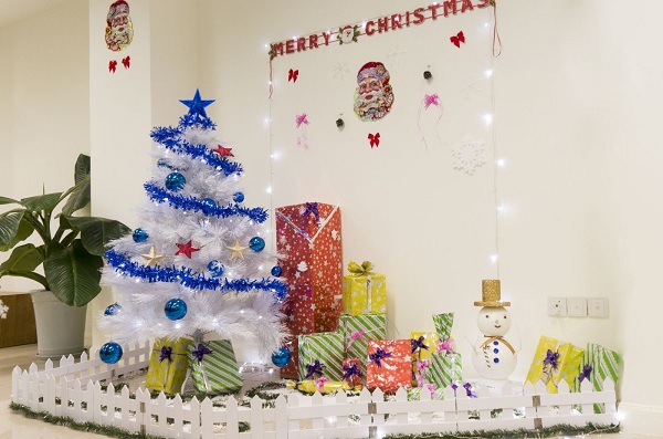 Trang trí noel đẹp cho văn phòng với bức tường sinh động ngập tràn không khí Giáng sinh