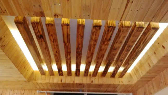 Trang trí trần nhà văn bằng bằng gỗ